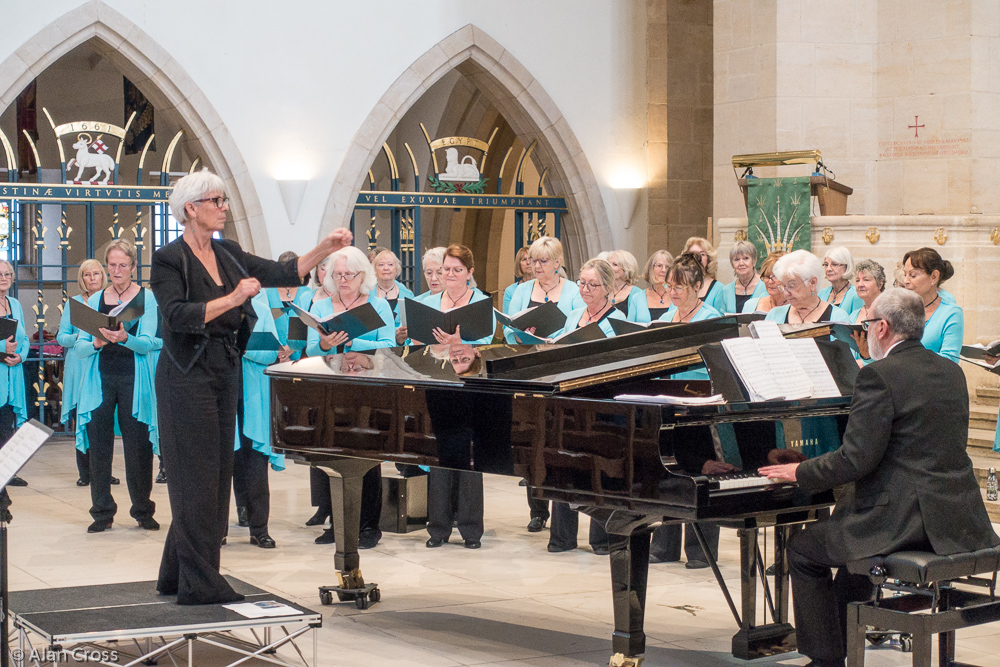 Conductor Zoe Peate. Pianist Gary Prior